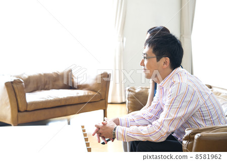 一對夫婦在客廳裡看電視時放鬆 8581962