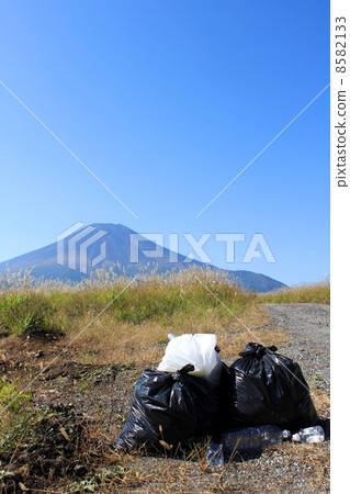 Fuji and garbage 8582133