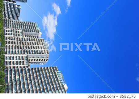 Blue sky and mansion Blue sky and mansion 8582173