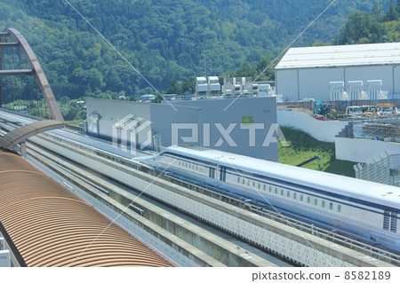 Linear motor car 8582189