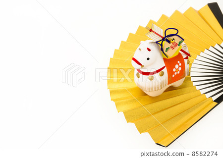 白馬和金色的風扇 8582274