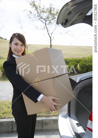 Business woman carrying baggage Business woman carrying baggage 8582368