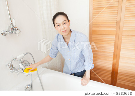 40多歲的女性，她們洗澡 8583658