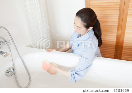 Women in their 40s who clean their baths Women in their 40s who clean their baths 8583669