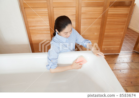40多歲的女性,她們洗澡 40多歲的女性,她們洗澡 8583674