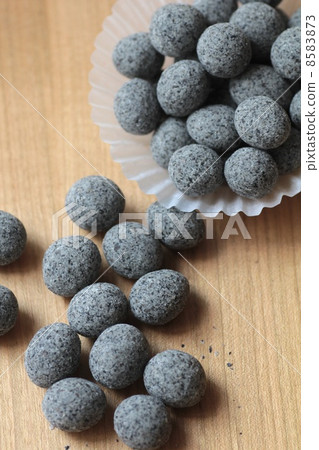 Crunchy bean snacks coated with black sesame seeds - Black Sesame Beans 8583873