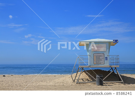 California's blue sky and beach California's blue sky and beach 8586241