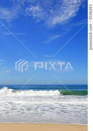 California's blue sky and beach 8586363