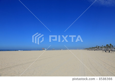 California's blue sky and beach 8586366