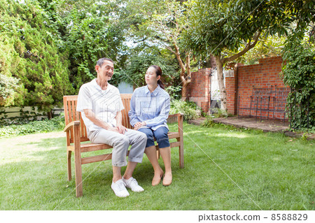 Mature couple outdoors 8588829