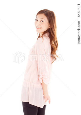 時尚的日本女人可愛和雙手背後 8589821