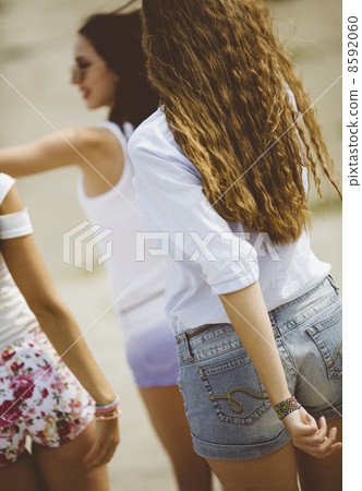 Girls of summer Girls of summer 8592060