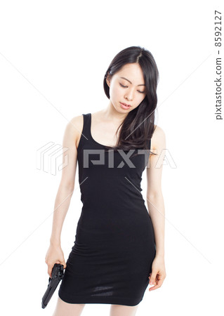 一個女人拿著槍 8592127