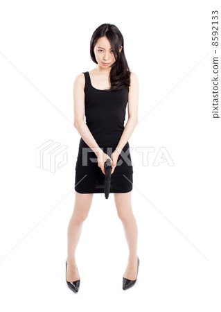 一個女人拿著槍 8592133