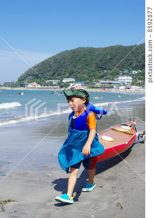 孩子們攜帶海上皮划艇 8592877