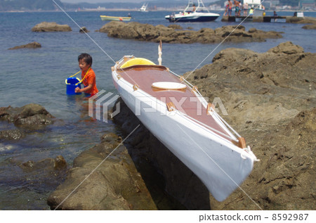 手工製作的海上皮划艇與兒童戴窺視眼鏡 8592987