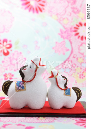 新年的卡片材料新年馬的母親和孩子帶著微笑 新年的卡片材料新年馬的母親和孩子帶著微笑 8594387