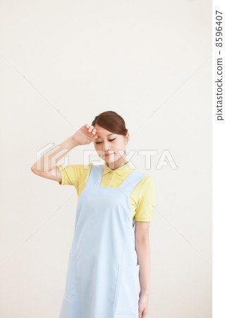 Nurse touching forehead 8596407