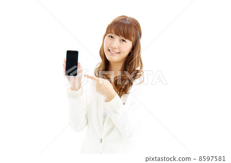 顯示智能手機的婦女 顯示智能手機的婦女 8597581