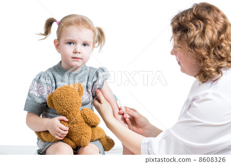 doctor vaccinating kid 8608326