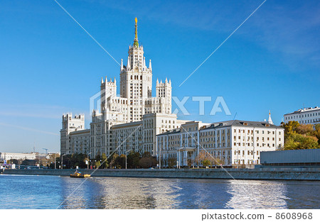 High-rise building on Kotelnicheskaya embankment in Moscow 8608968