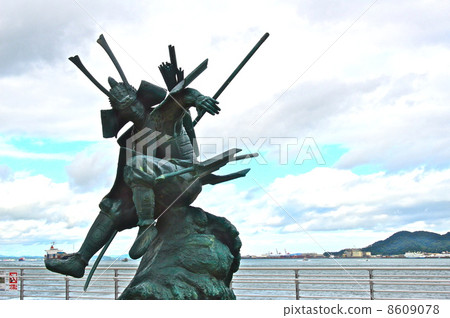 Statue of "Yoshitsune Hikaru Jump" (Mimososawa river / Shimonosekawa Town of Shimonoseki City, Yamaguchi Prefecture) 8609078