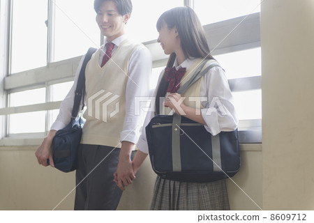 High school student couple High school student couple 8609712