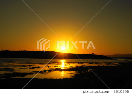 Setting sun 8610396