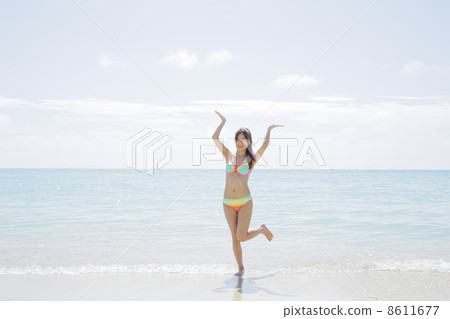Women on the beach 8611677
