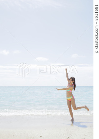 Women on the beach 8611681