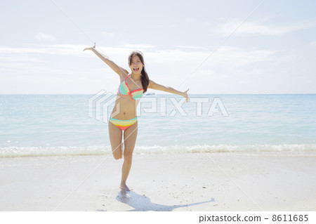 Women on the beach 8611685