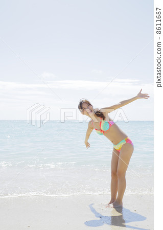 Women on the beach 8611687