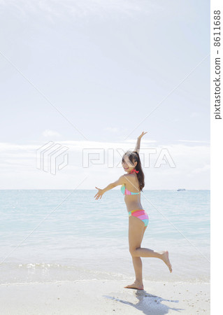 Women on the beach 8611688