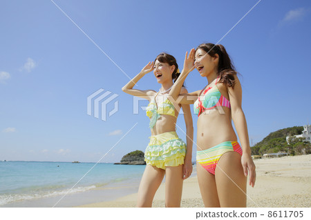 Women on the beach Women on the beach 8611705