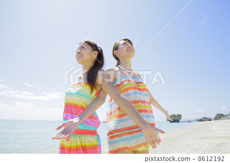 Women on the beach 8612192