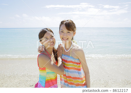 婦女在沙灘上 婦女在沙灘上 8612217