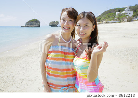 婦女在沙灘上 婦女在沙灘上 8612218