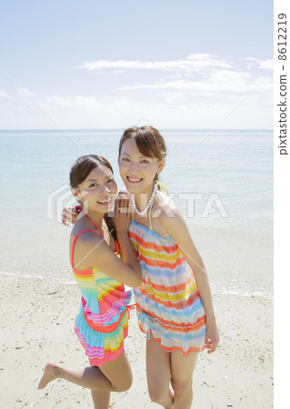 婦女在沙灘上 婦女在沙灘上 8612219