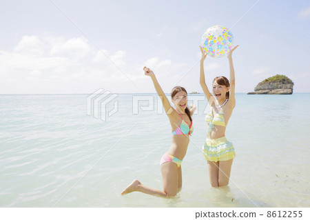 Women on the beach Women on the beach 8612255
