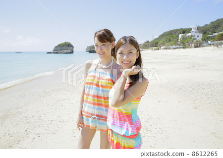 婦女在沙灘上 婦女在沙灘上 8612265