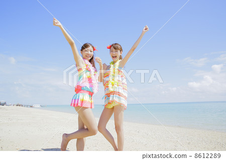 Women on the beach 8612289