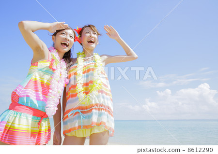 Women on the beach 8612290