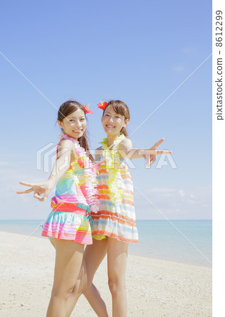 婦女在沙灘上 8612299