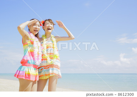 Women on the beach 8612300