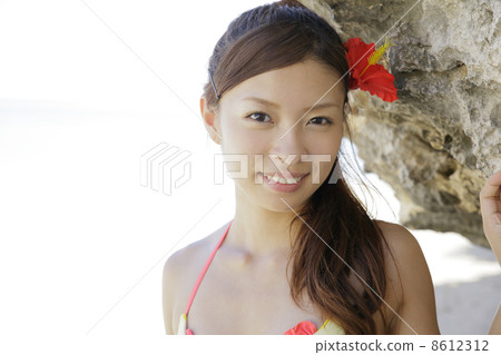 Women on the beach 8612312
