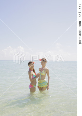 Women on the beach 8612334