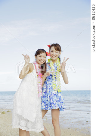 婦女在沙灘上 婦女在沙灘上 8612436