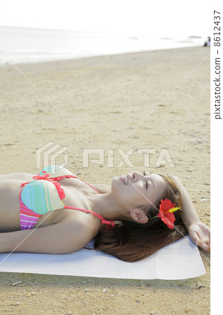Women on the beach Women on the beach 8612437
