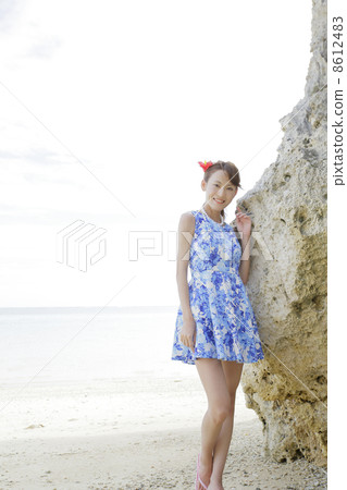 Women on the beach Women on the beach 8612483