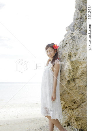 Women on the beach Women on the beach 8612484